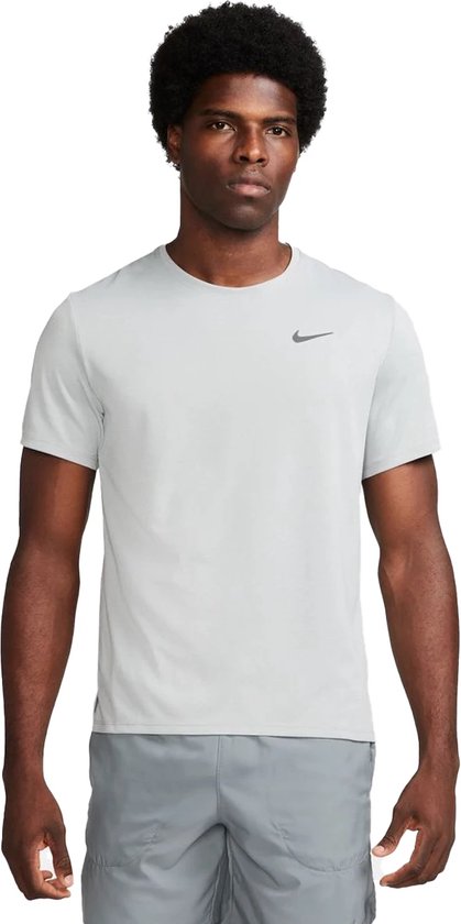 Nike dri-fit uv miler hardloopshirt in de kleur grijs.