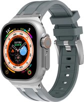 Strap-it luxe liquid siliconen bandje geschikt voor de Apple Watch 1/2/3/4/5/6/7/8/9/SE/Ultra (2) in de maat 42 mm 44 mm 45 mm 49 mm - luxe rubberen iWatch sport bandje met RVS aansluiting (donkergrijs met zilver)