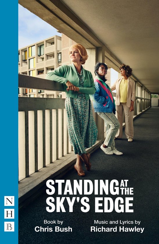 Affiche de la pièce Standing at the Sky's Edge montrant trois femmes de différentes époques sur une galerie en béton.