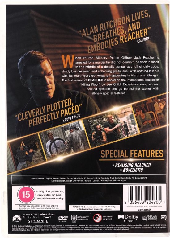 Achterkant DVD-hoes van Reacher Seizoen 1. Alan Ritchson als Jack Reacher. Bevat 'Special Features'.
