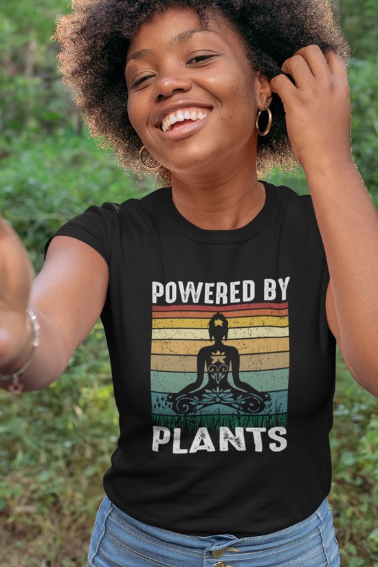 Shirt - Powered by plants - Wurban Wear | Grappig shirt | Leuk cadeau | Unisex tshirt | Yoga | Yoga nidra | Yoga kleding | Yoga shirt | Yogamat | Zwart