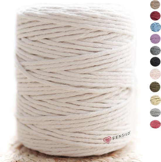 Een rol crème macramé touw van 3 mm x 100 m, met een Fensilo logo en diverse kleurstalen.