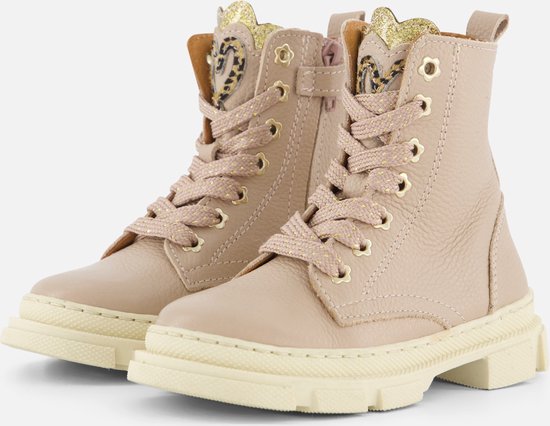 Roze leren laarsjes met veter en gouden hart- en tijgerprintdetail.