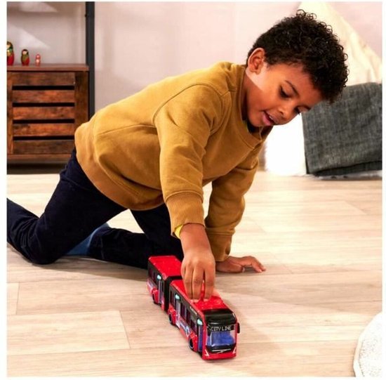 Jongen speelt met rode dubbele stadsbus met blauwe details. De bus heeft 'CITY LINE' op de voorkant.