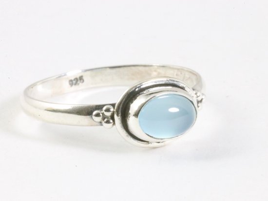 Fijne bewerkte zilveren ring met blauwe chalcedoon - maat 18.5