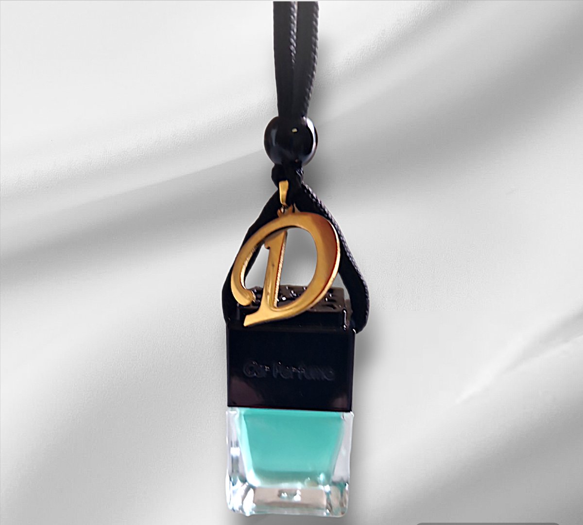 Goedkoopste Autoparfum Golden Gift met Letter D - 8ml - Oosters Hamam - Gepersonaliseerd met jouw Letter - Dupe - Car perfume - Auto Luchtverfrisser - Autoverfrisser - Autogeur - Autogeurtje - Cadeau man - cadeau dames - Vaderdag - Verjaardagscadeau