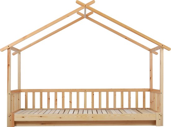 Bedframe van licht hout in de vorm van een huis, met spijlen en een lattenbodem, op een witte achtergrond.