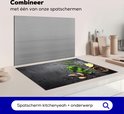 KeukenYeah! inductiebeschermer met betonprint in een moderne keuken, gecombineerd met een spatenscherm.