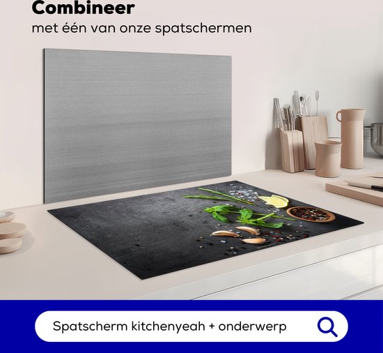 KeukenYeah! inductiebeschermer met betonprint in een moderne keuken, gecombineerd met een spatenscherm.