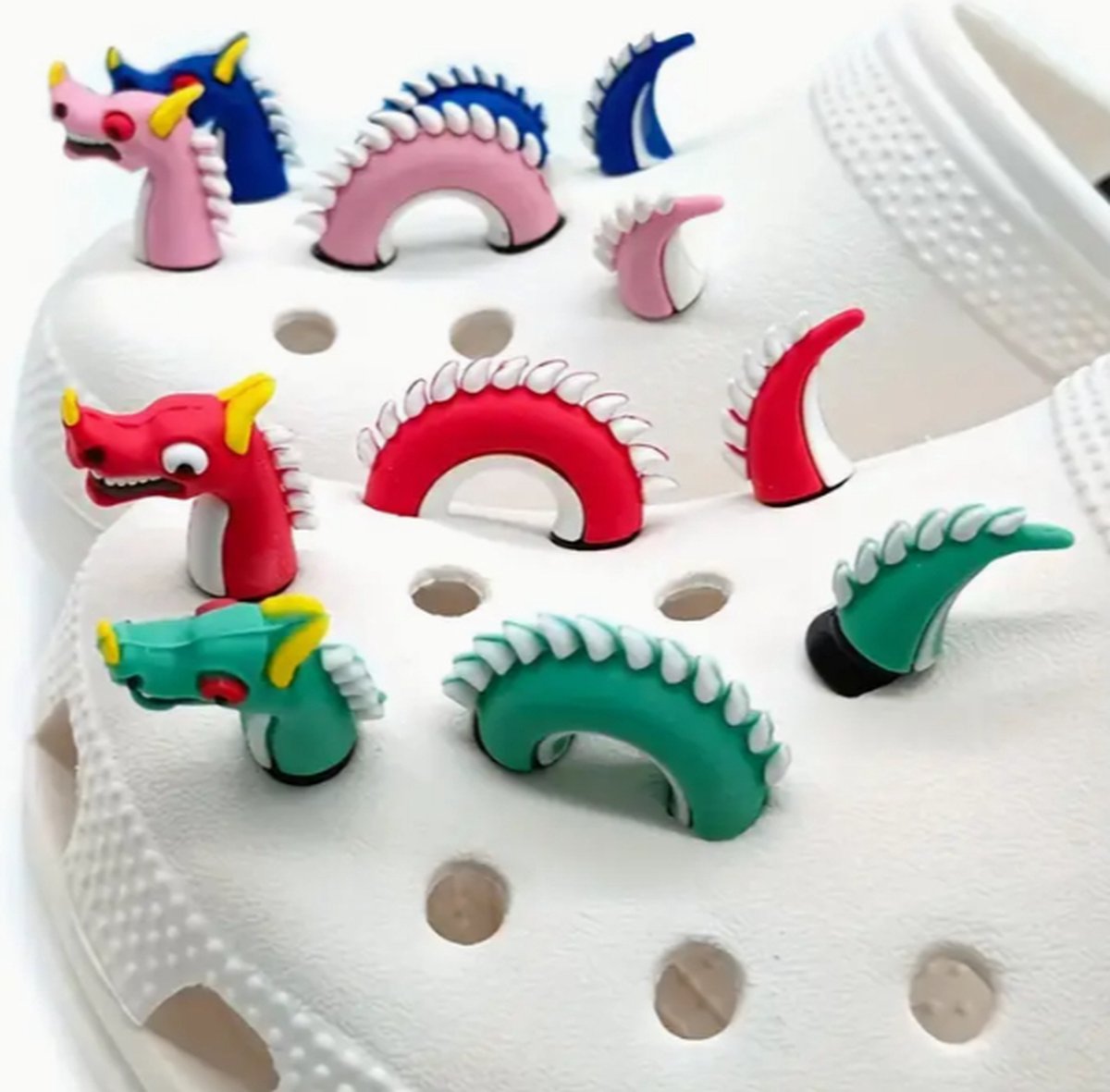 Schoen pins rode draak 2 stuks - charms voor klomp - draak bedels - schoenbedels - ook geschikt voor crocs