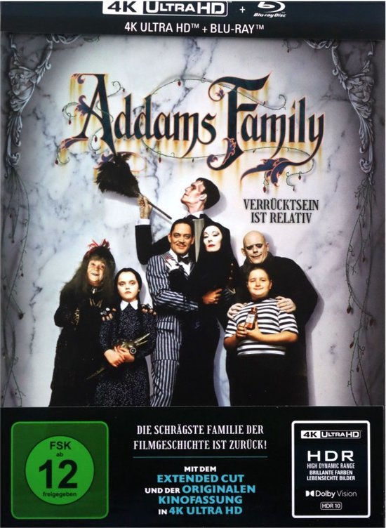 De Addams Family poseert voor de 4K Ultra HD Blu-ray, met de tekst "Addams Family Verrücksein ist relativ".
