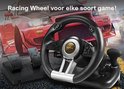 Zwart racefietsstuur met versnellingspook en pedalen, gefotografeerd voor een rode sportwagen.