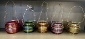 Decoratieve glazen theelichthouders "met metalen hengsel" - Set van 5 stuks - Glas + metaal- meerkleurig + kraaltjes - hoogte 20 x 12 x 7 cm - Exclusief theelichten - Woondecoratie - Woonaccessoires- Tuinaccessoires