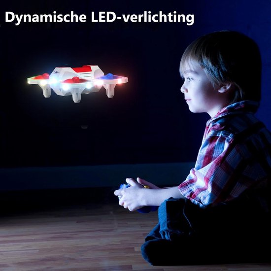 Jongen bestuurt vliegende witte mini-drone met rode en blauwe propellers. "Dynamische LED-verlichting".