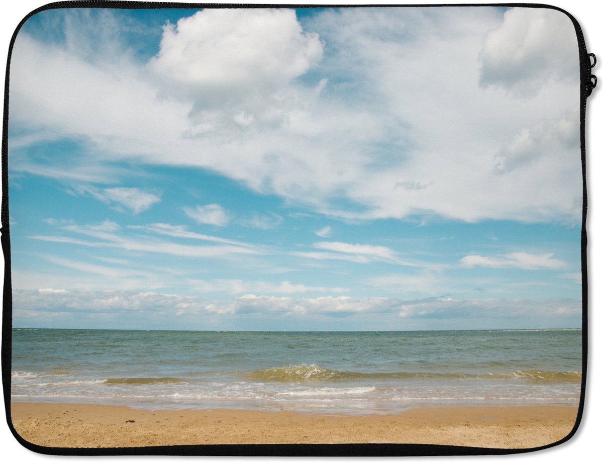 Laptophoes 17 inch - Strand - Zomer - Wolken - Laptop sleeve - Binnenmaat 41x28 cm - Zwarte achterkant
