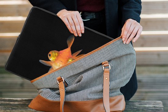 Laptophoes 15.6 inch - Goudvis - Zeedieren - Ogen - Laptop sleeve - Binnenmaat 37x26 cm - Zwarte achterkant