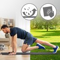 Man op zwarte fitnessmat, in een oefening, met iconen voor waterafstotend en antislip.