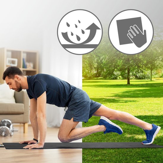 Man op zwarte fitnessmat, in een oefening, met iconen voor waterafstotend en antislip.