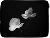 Laptophoes 15.6 inch - Orchidee - Bloemen - Zwart - Wit - Stilleven - Laptop sleeve - Binnenmaat 39,5x29,5 cm - Zwarte achterkant