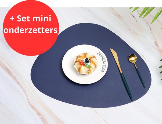 Set de table bleu avec pâtisserie, couteau et cuillère. Petits sous-verres inclus.