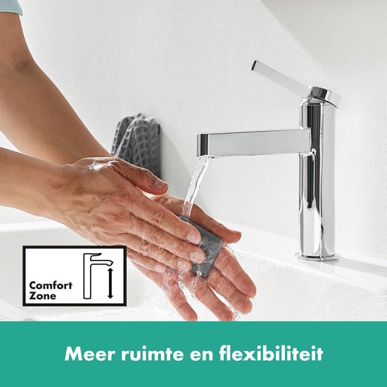Een chromen wastafelkraan met Comfort Zone. Er zijn handen onder de kraan die water wassen.