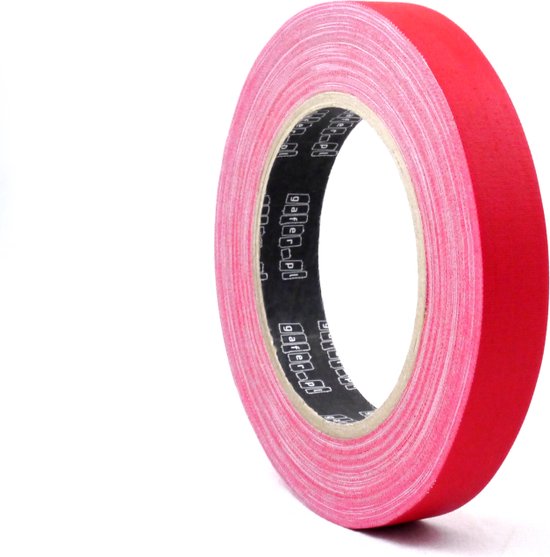 Rol rode gaffer tape, 19mm breed, staand gefotografeerd, met opdruk op de kern.