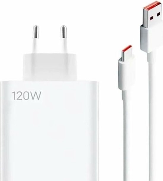 Chargeur blanc 120W avec un câble USB-A vers USB-C blanc, avec des accents oranges.