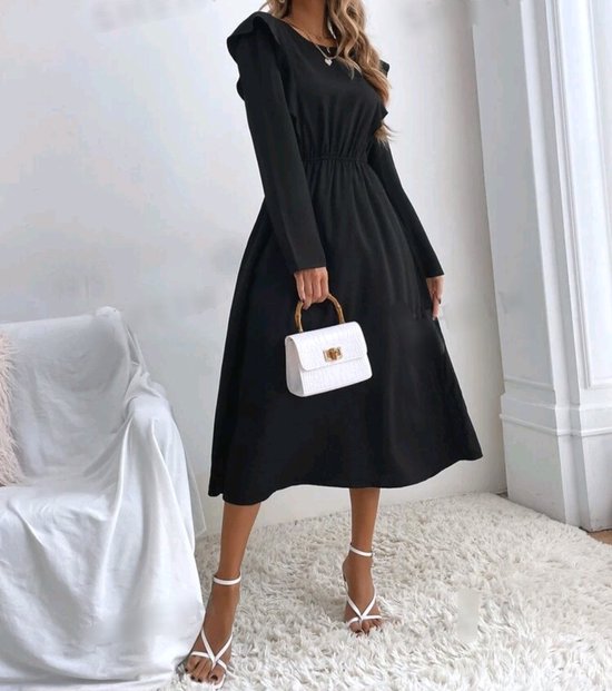 Prachtige sexy elegante corrigerende zwarte jurk met ruffles op schouders maat XL