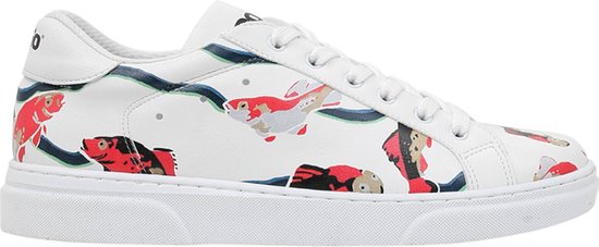 Sneaker basse blanche avec un imprimé de poissons et de vagues bleu-vert.