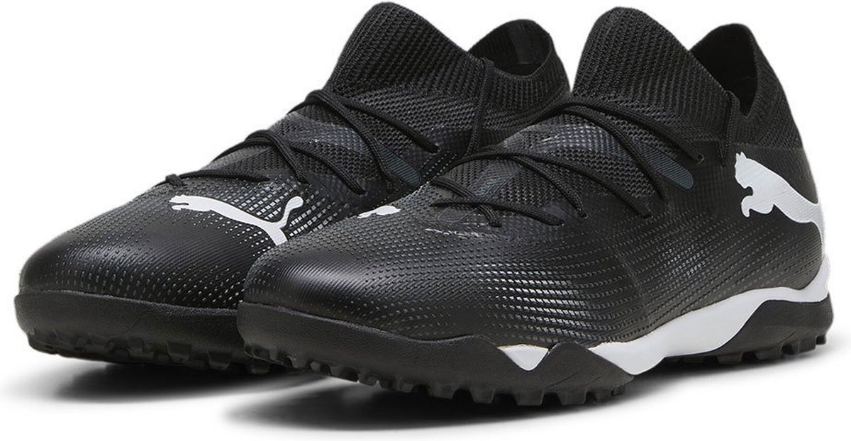 Zwarte Puma Future 7 Match TT voetbalschoenen EU 44 met ondersteunende TAPE en elastische knit voor optimale pasvorm.