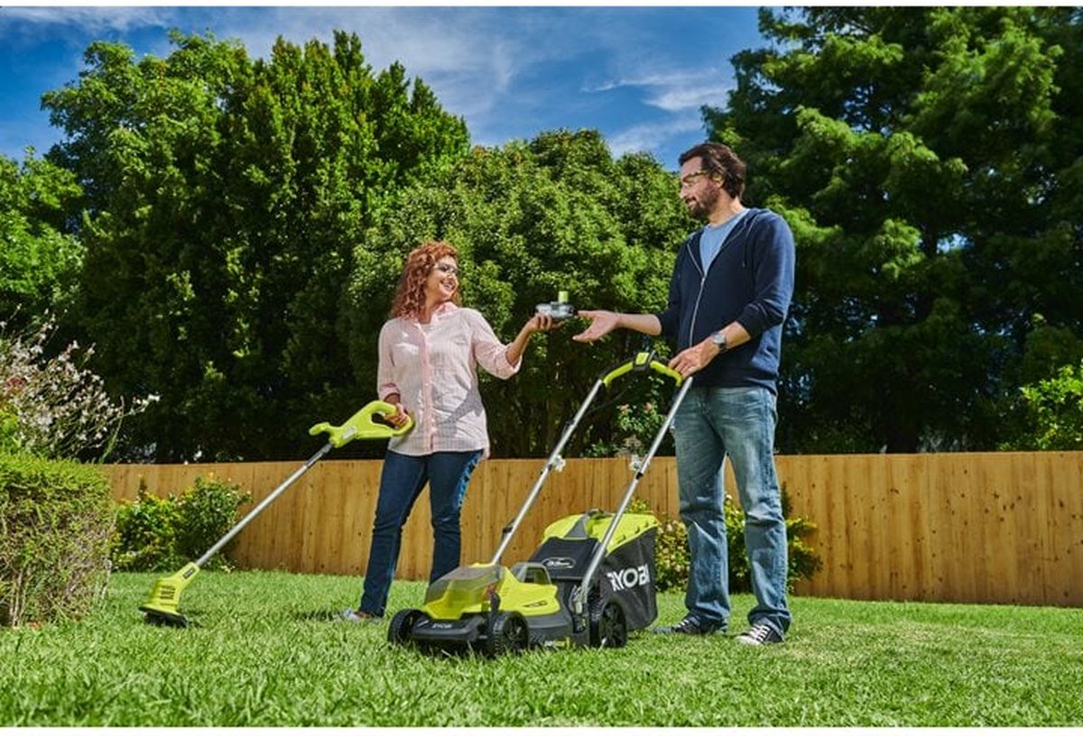 Bol.com RYOBI ONE+ Pack 18V Cordless Grasmaaier + Trimmer RLM1833BLT1825M : Grasmaaier RLM18X33B40 en Trimmer OLT1825M (incl. 1x... aanbieding
