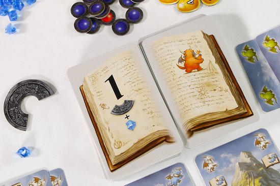 Kaarten met open boeken en draken, en blauwe kristallen.