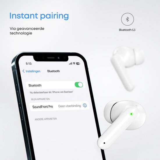 Close-up van een smartphone die Bluetooth-instellingen toont met verbonden 'SoundFront Pro', naast twee witte oordopjes.