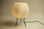 Lampe de table minimaliste de style Japandi - Forme de tourbillon imprimée en 3D (L) - Handgemaakt à Amsterdam - Lampe de bureau, lampe d'ambiance - Y compris LED en verre de lait