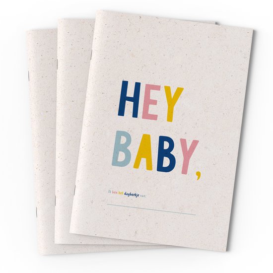 Achterkant van een lichtgekleurd boekje met de tekst 'HEY BABY,' in veelkleurige blokletters.