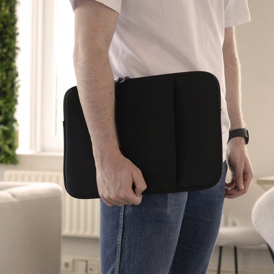 Man met zwarte laptophoes van Coverzs