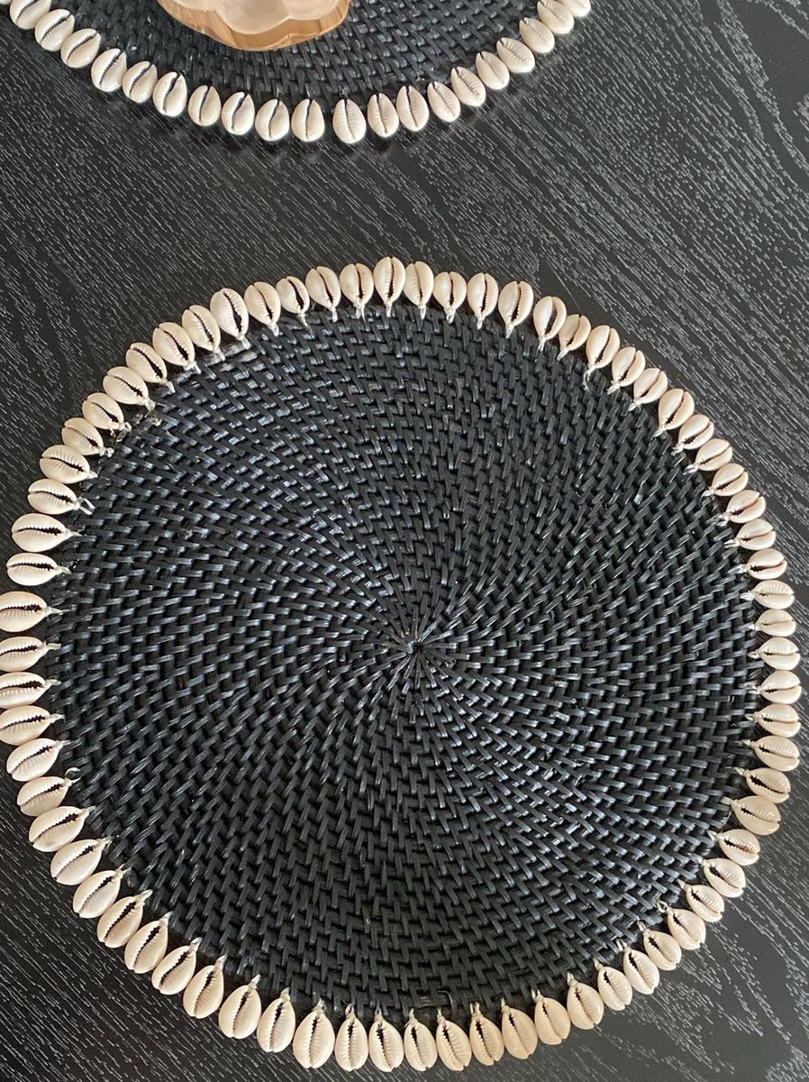 Placemats zwart. Set 4 placemat Rotan Rattan, onderzetters Kauri schelpen Bohemien