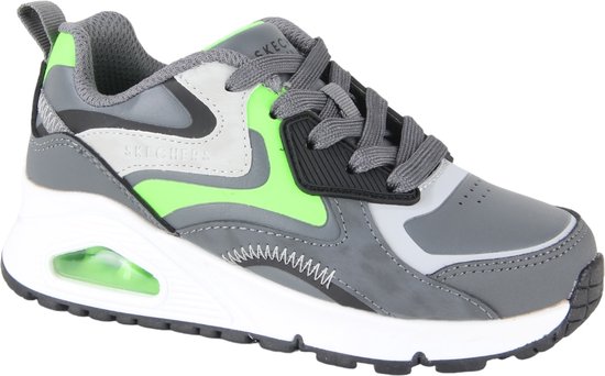 Grijze sneaker met neon groene accenten, witte zool en veters. SKECHERS op de zijkant.