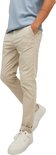 Beige chino met omgeslagen pijpen.