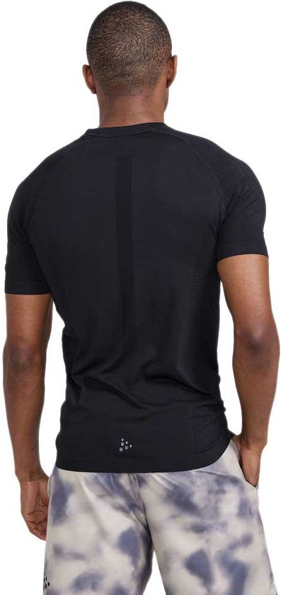 Zwarte Craft sportshirt, achterkant met verticale lijn en kleine stippen logo.