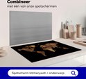 Zwarte inductiebeschermer met wereldkaartprint in een keuken, met een spatenscherm op de achtergrond.