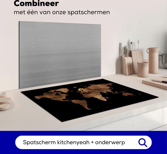 Zwarte inductiebeschermer met wereldkaartprint in een keuken, met een spatenscherm op de achtergrond.