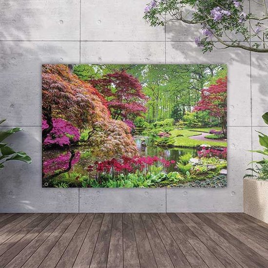 Een traditionele Japanse tuin met een vijver, rode en groene bomen, en roze bloemen. Liggend formaat.