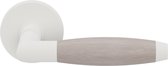 Deurkruk op rozet - Wit - RVS - GPF bouwbeslag - Ika Deurklink wit/ eiken whitewash haaks met trapezium eindknop op rond