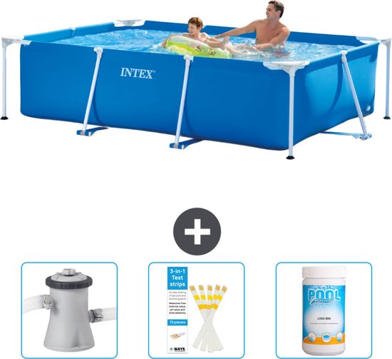 Intex rechthoekig zwembad met filterpomp, 3-in-1 teststrips en chloortabletten. Een man en kind spelen in het blauwe zwembad.