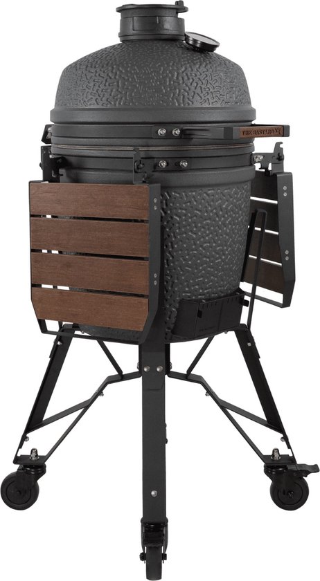 Grijze Bastard kamado barbecue met houten bijzettafels.