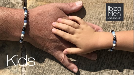Main d'adulte et d'enfant avec des bracelets Ibiza Men.