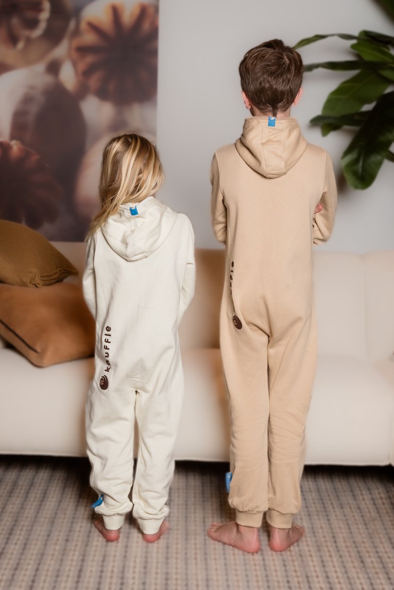 Knuffle Jogging Onesie voor Kinderen | Linda: "De allerbeste Onesie ooit gemaakt, geeft ieder kind een heerlijk ontspannen gevoel!" | Knuffle is eigentijds Nederlands merk | Handgemaakt in Portugal | Loungewear | Dit is de kleur Wit - maat 134/140