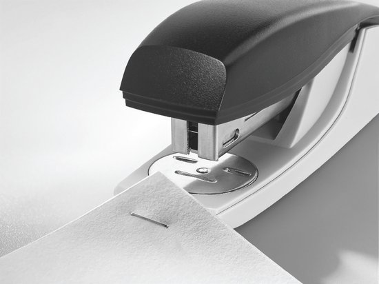 Close-up van een nietmachine die twee vellen papier niet.