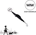 Zwarte WAW easy dog walk riem met metalen clips en ronde badge. Silhouette vrouw met twee honden.